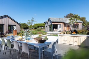 Outdoor dining - Rest Harrow -  super stylish extended house, walking distance to Trevone beach (Trevone)