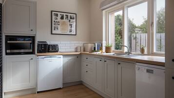 Fridge, dishwasher, coffee/tea maker