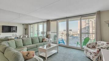 Smart TV, reproductor de DVD, tenis de mesa y libros