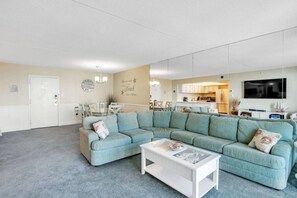 Téléviseur connecté, lecteur de DVD, table de ping-pong, livres