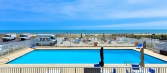 Quay 903 Flexible Stays on the Beach