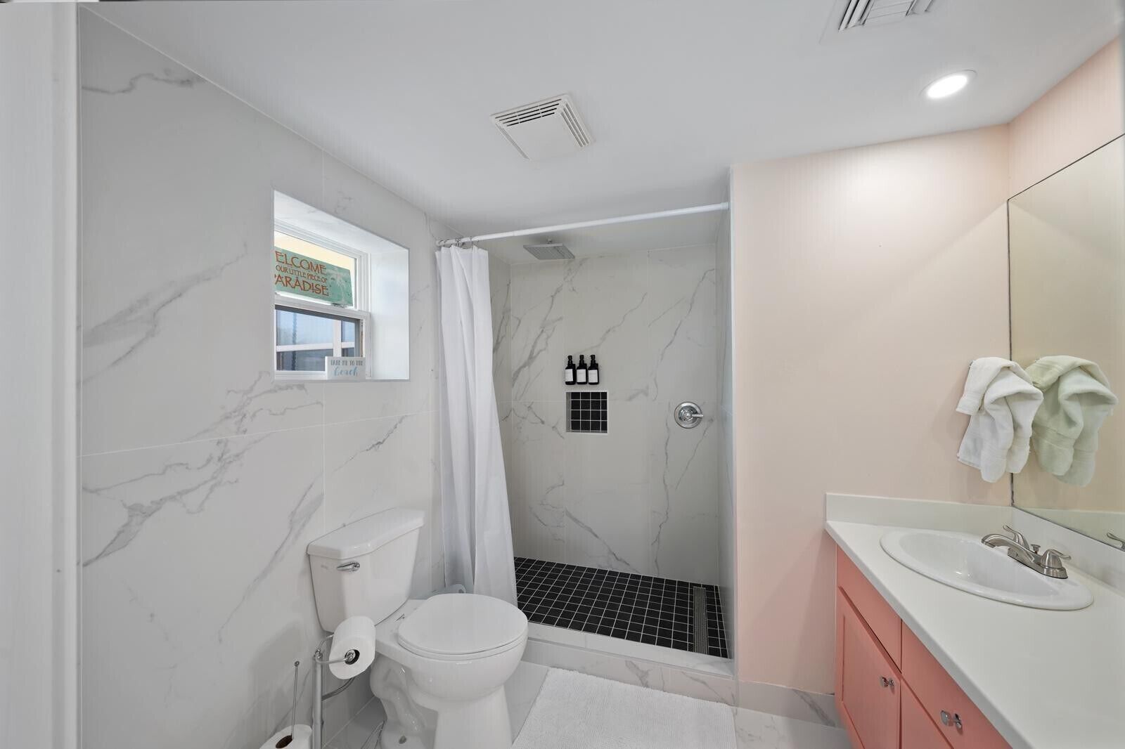 Un baño moderno con inodoro, ducha y lavamanos.