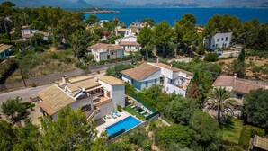 A coastal residential area with houses, a swimming pool, and a view of the sea. - House in Alcudia Tacaritx with pool near the sea (Alcúdia)