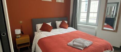 2 habitaciones, tabla de planchar con plancha, wifi y ropa de cama