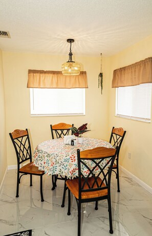 Dining - Charming 3-bedroom house heated pool WiFi in Palm Coast (Palm Coast)