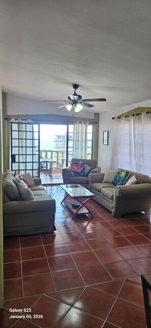 Living area - Cozy 2-bedroom condo in Bucerias with fantastic views of the bay. AC and Wi-Fi (Bucerías)