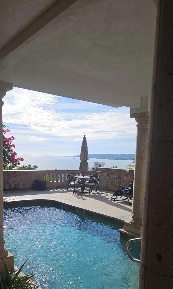 Pool - Cozy 2-bedroom condo in Bucerias with fantastic views of the bay. AC and Wi-Fi (Bucerías)