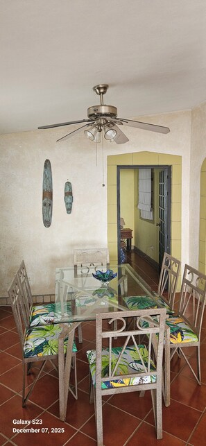 Dining - Cozy 2-bedroom condo in Bucerias with fantastic views of the bay. AC and Wi-Fi (Bucerías)