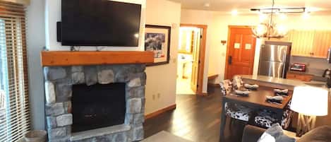 Smart-TV, Kamin, Stereoanlage