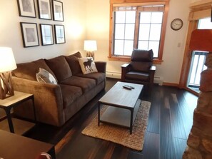 Smart TV, chimenea y estéreo 