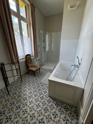 Dusche, Haartrockner, Handtücher, Seife