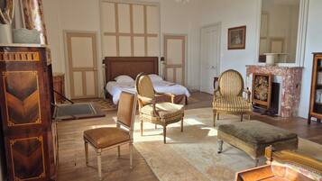 8 chambres, bureau, fer et planche à repasser, lit parapluie