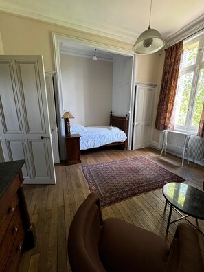 8 bedrooms, desk, iron/ironing board, travel crib