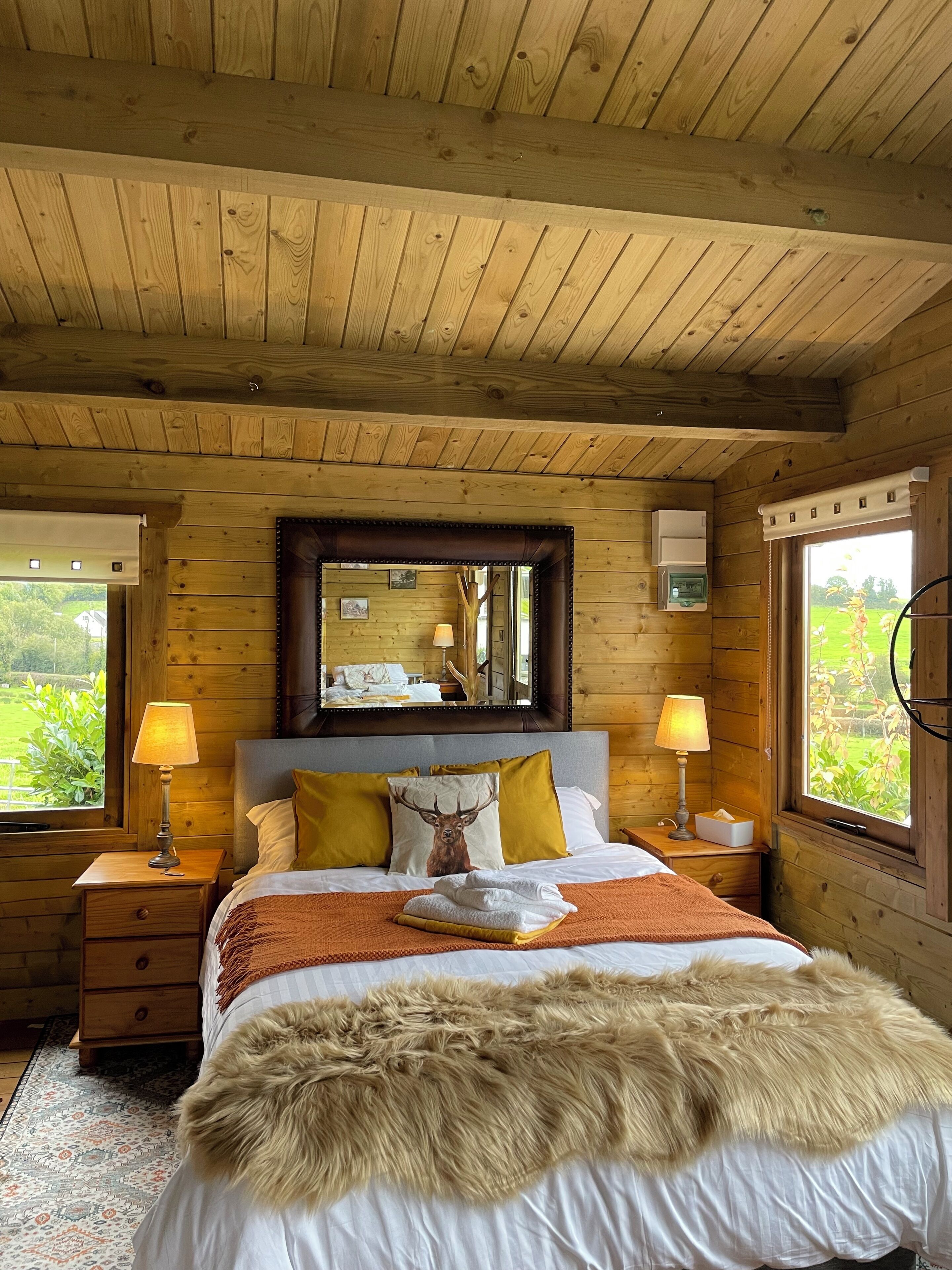 1 chambre, bureau, fer et planche à repasser, lit parapluie