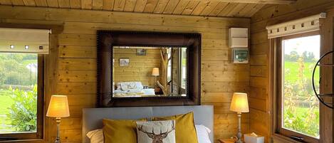 1 sovrum, skrivbord, strykjärn/strykbräda och resesäng