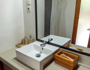 Chambre Simple Deluxe, 1 chambre, non-fumeurs, balcon | Salle de bain | Douche, articles de toilette gratuits, serviettes fournies, savon