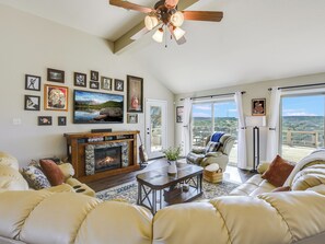 Una sala de estar acogedora con chimenea, asientos cómodos y un televisor grande.