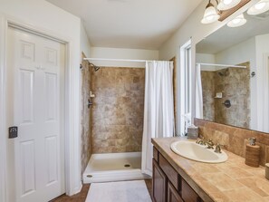 Douche, séchoir à cheveux, serviettes fournies, savon