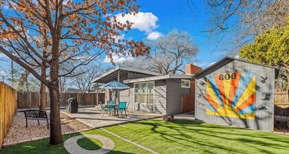 The Jetson - Retro Mid-Mod Retreat Near TTU & Med District!