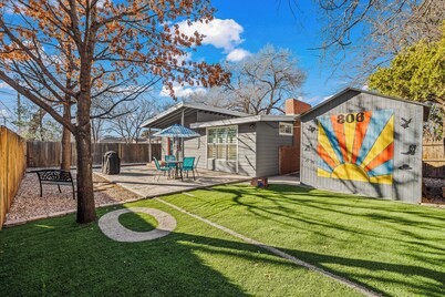 The Jetson - Retro Mid-Mod Retreat Near TTU & Med District!