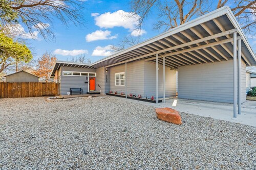 The Jetson - Retro Mid-Mod Retreat Near TTU & Med District!