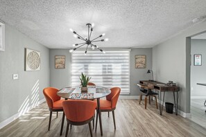 Dining - The Jetson - Retro Mid-Mod Retreat Near TTU & Med District! (Lubbock)