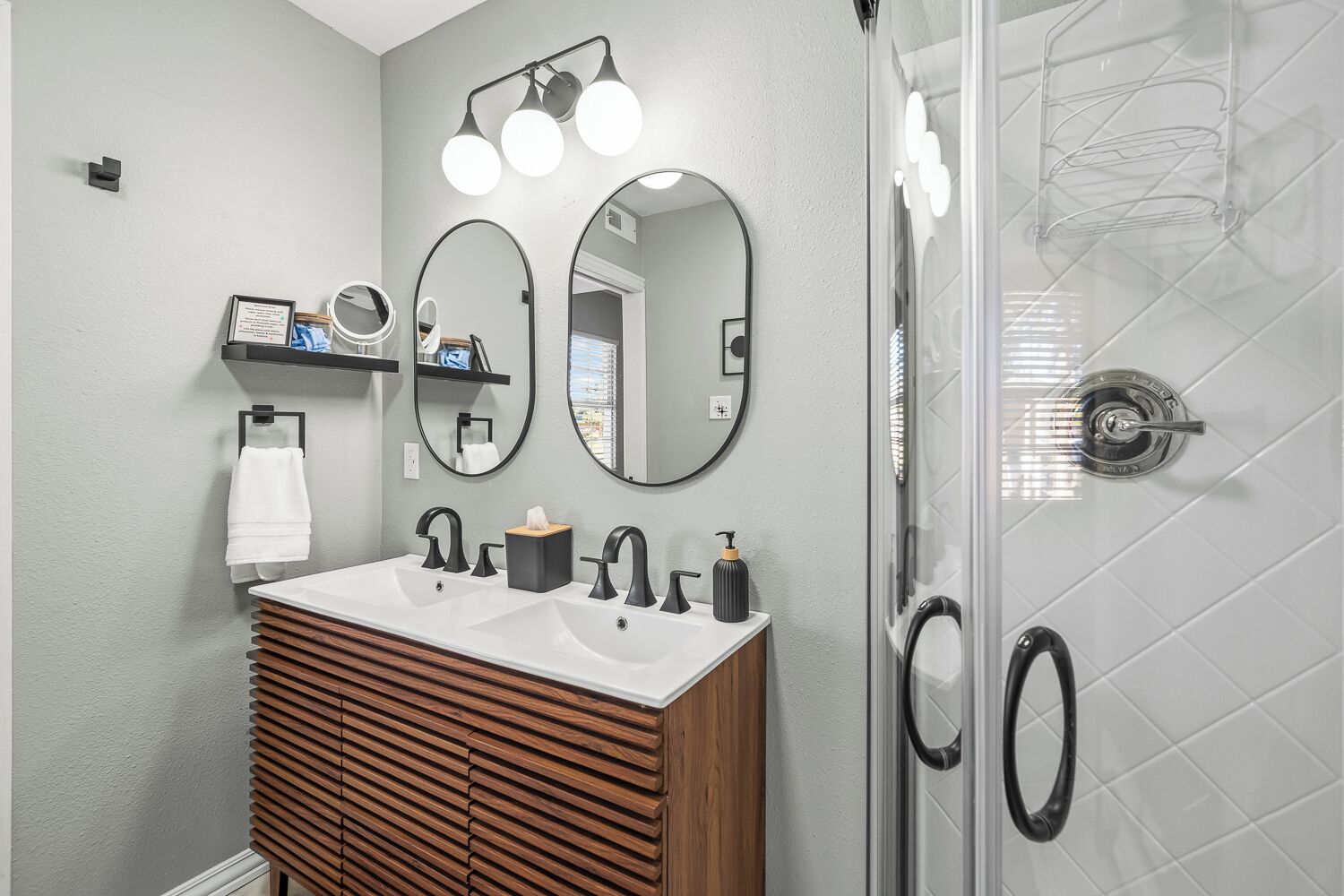 Douche, sèche-cheveux, serviettes fournies, savon