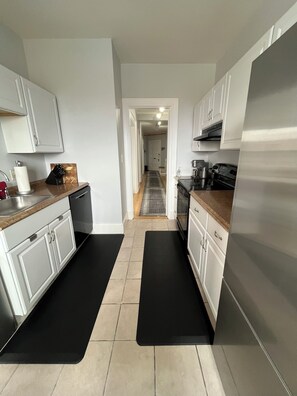 Fridge, microwave, oven, stovetop - Historic building in the Portland arts district (Portland)