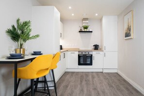 冷蔵庫、電子レンジ、オーブン、コンロ