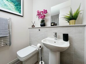 タオル、トイレットペーパー