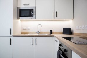 Refrigerador, microondas, horno y parrilla de estufa 