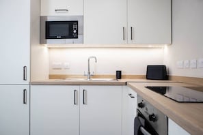 Refrigerador, microondas, horno y parrilla de estufa