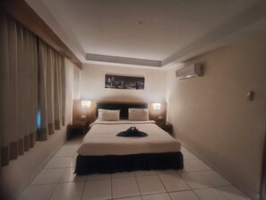 Escritorio, espacio para trabajar con laptop y wifi gratis 
