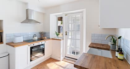 Stylish cottage near seafront