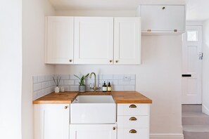 Fridge, microwave, oven, stovetop - Stylish cottage, log burner | Tregavone Cottage (Falmouth)