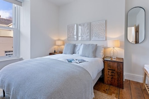 2 bedrooms, iron/ironing board, WiFi, bed sheets - Stylish cottage near seafront (Falmouth)