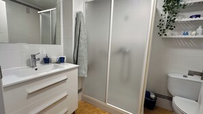 Haartrockner, Bidet, Handtücher, Seife