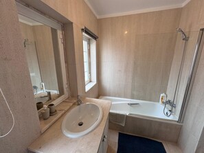 Panorama tweepersoonskamer, uitzicht op zee | Badkamer | Een bad, gratis toiletartikelen, een bidet, handdoeken