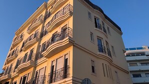 A multi-story building with balconies and a clear sky. - Atlantic Views Sintra Guest House (Sintra)
