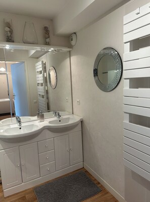 Haartrockner, Handtücher, Seife, Toilettenpapier