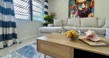 Boom Pine Modern Island Retreat - Walk to Beaches, Food, Attractions & More