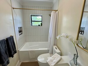 Een haardroger, handdoeken, zeep, shampoo