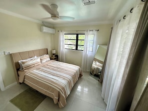 2 Schlafzimmer, Schreibtisch, Bügeleisen/Bügelbrett, Reisekinderbett