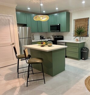 Réfrigérateur, micro-ondes, four, plaque de cuisson