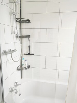 Secadora de cabello, toallas, shampoo, papel de baño 