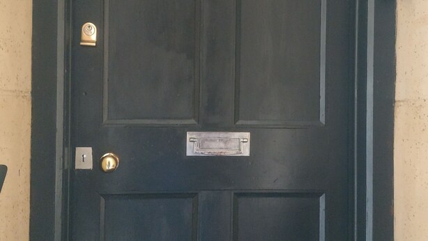 A black door with the number 10, a mailbox, and a doorbell. - Lovely flat near University of Aberdeen (Aberdeen)