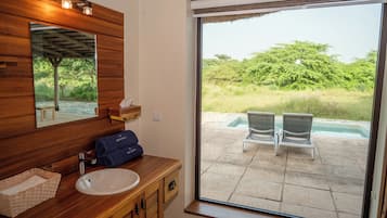 Luxury Double Room, Private Pool, Park View | Bathroom