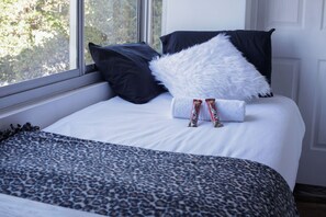 3 Schlafzimmer, Schreibtisch, Bügeleisen/Bügelbrett, Reisekinderbett