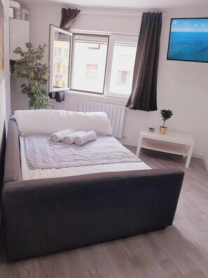 2 bedrooms, desk, iron/ironing board, WiFi