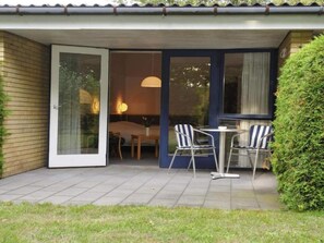 Ein Zimmer mit einem Bett, einem Tisch und zwei Stühlen.